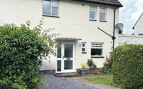 House Number 8 Sleeps Up To 4 People With Smart Tvs In Every Room
